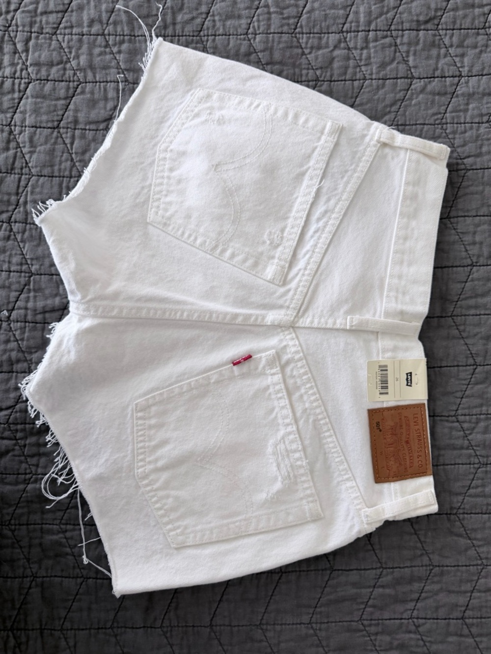 NWT Levi's 501 Women's High Rise White Denim Cut Off Frayed Distressed Short W26 - Picture 6 of 15